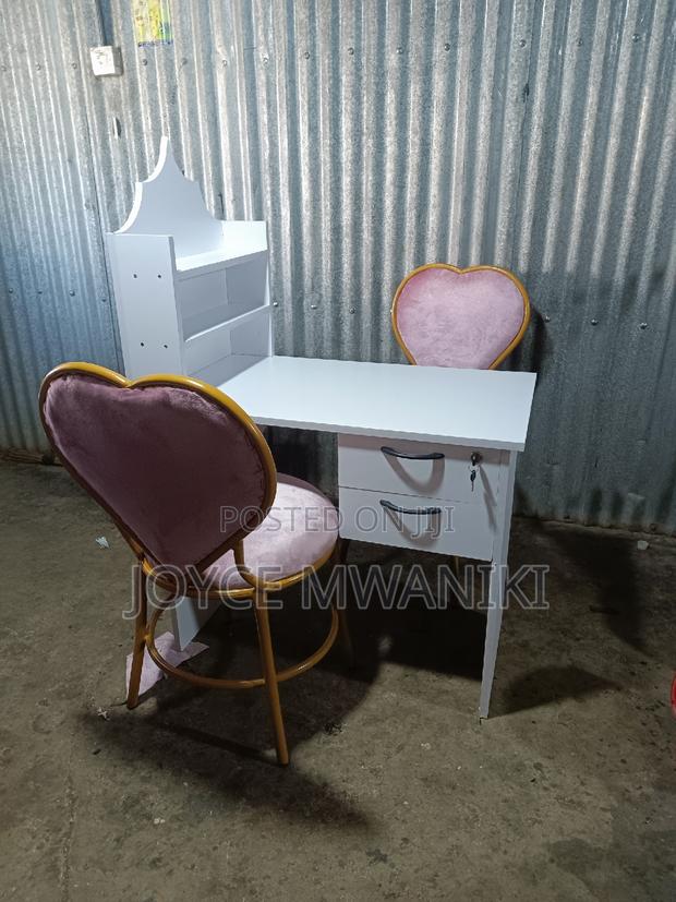 Manicure Set, 2 Baby Pink Love Seats and a Table - thumbnail 3