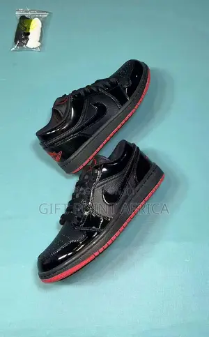 Black Nike SB Sneakers