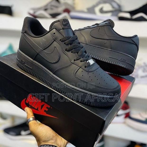 Black Nike Airforce 1 Sneakers - thumbnail 3