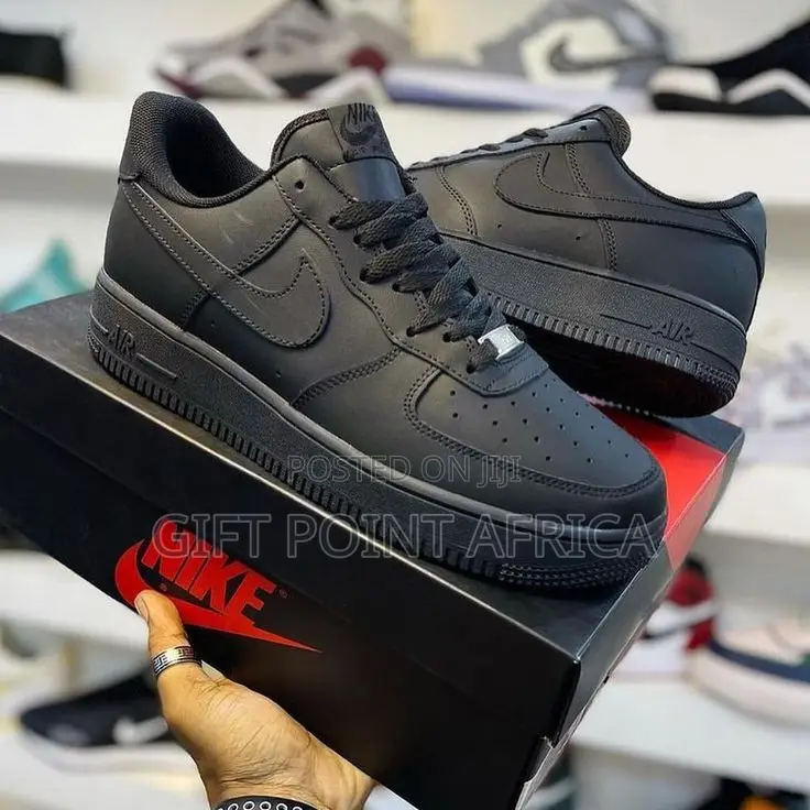 Black Nike Airforce 1 Sneakers