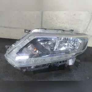 Nissan X-Trail T32 Headlight