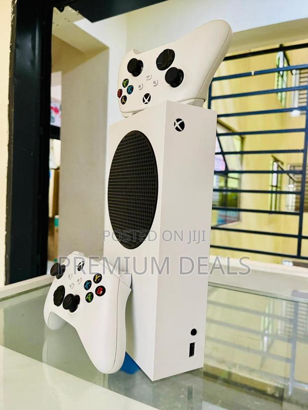 Ex Uk Xbox Series S With Two Pads.