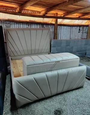 Modern 5/6 Bed With Ottoman