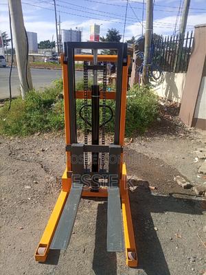 2tonnes Manual Stacker Hydraulic - thumbnail 2