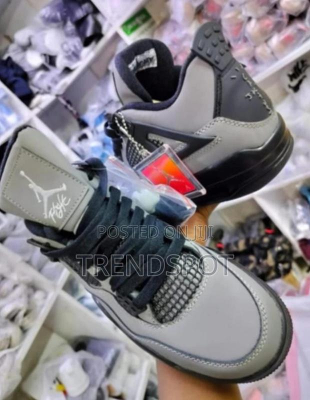Gray Jordan 4 - thumbnail 3