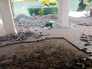 Paving Blocks/ Cabros Laying