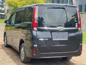 Toyota Esquire 2.0 FWD (8 seater) 2017 Gray
