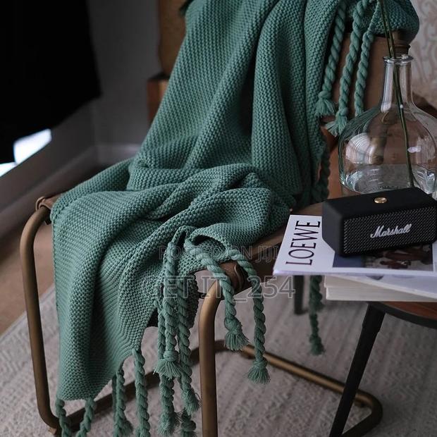 Supper Soft Knitted Throw Blankets With Tassels - thumbnail 3