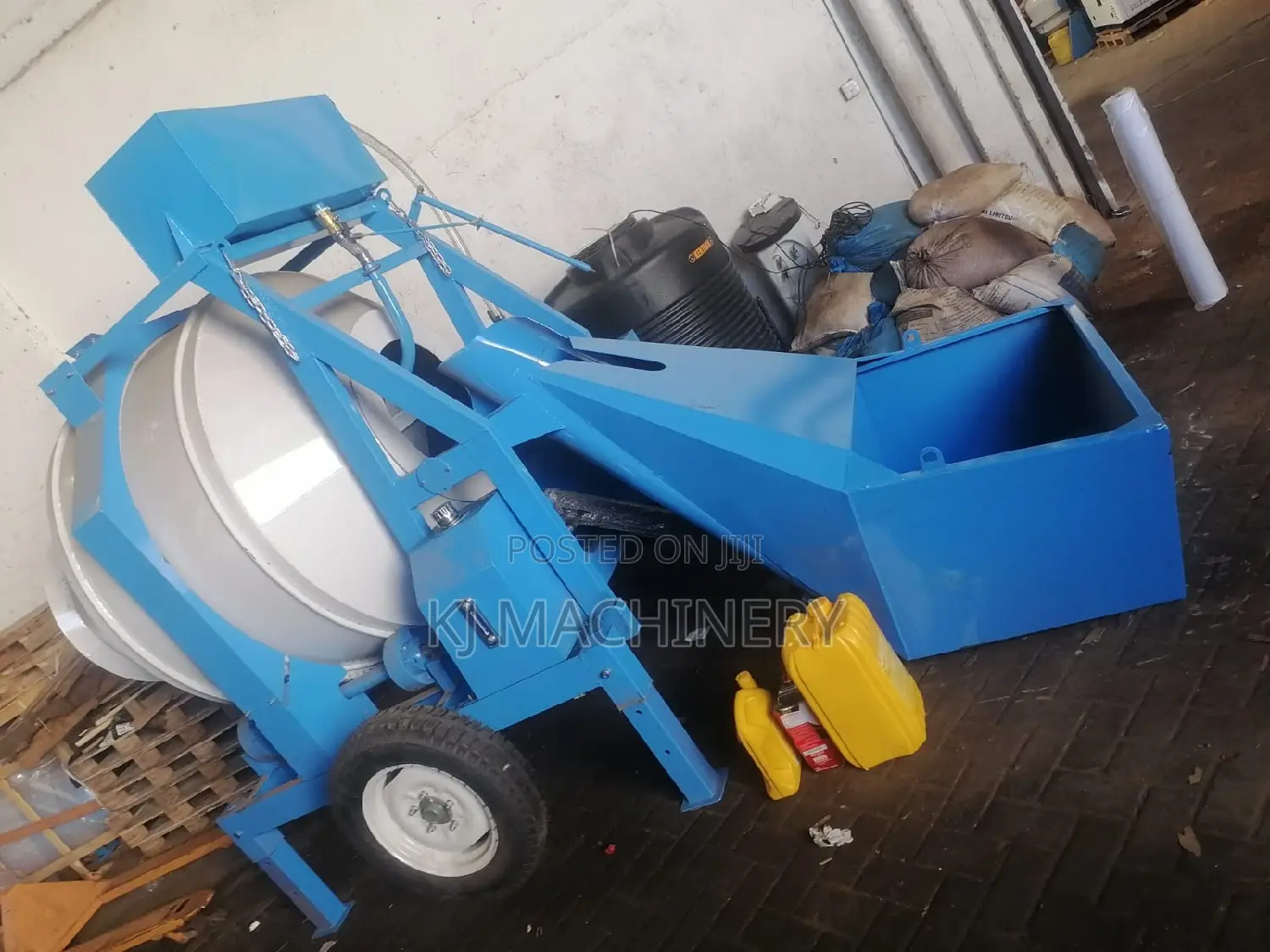 Self-Loadingconcrete Mixer 560litres Heavyduty .