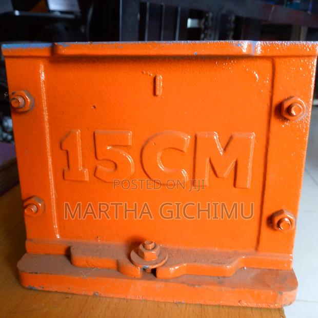 Concrete Cust Iron Test Cube Mould . Concrete - main view