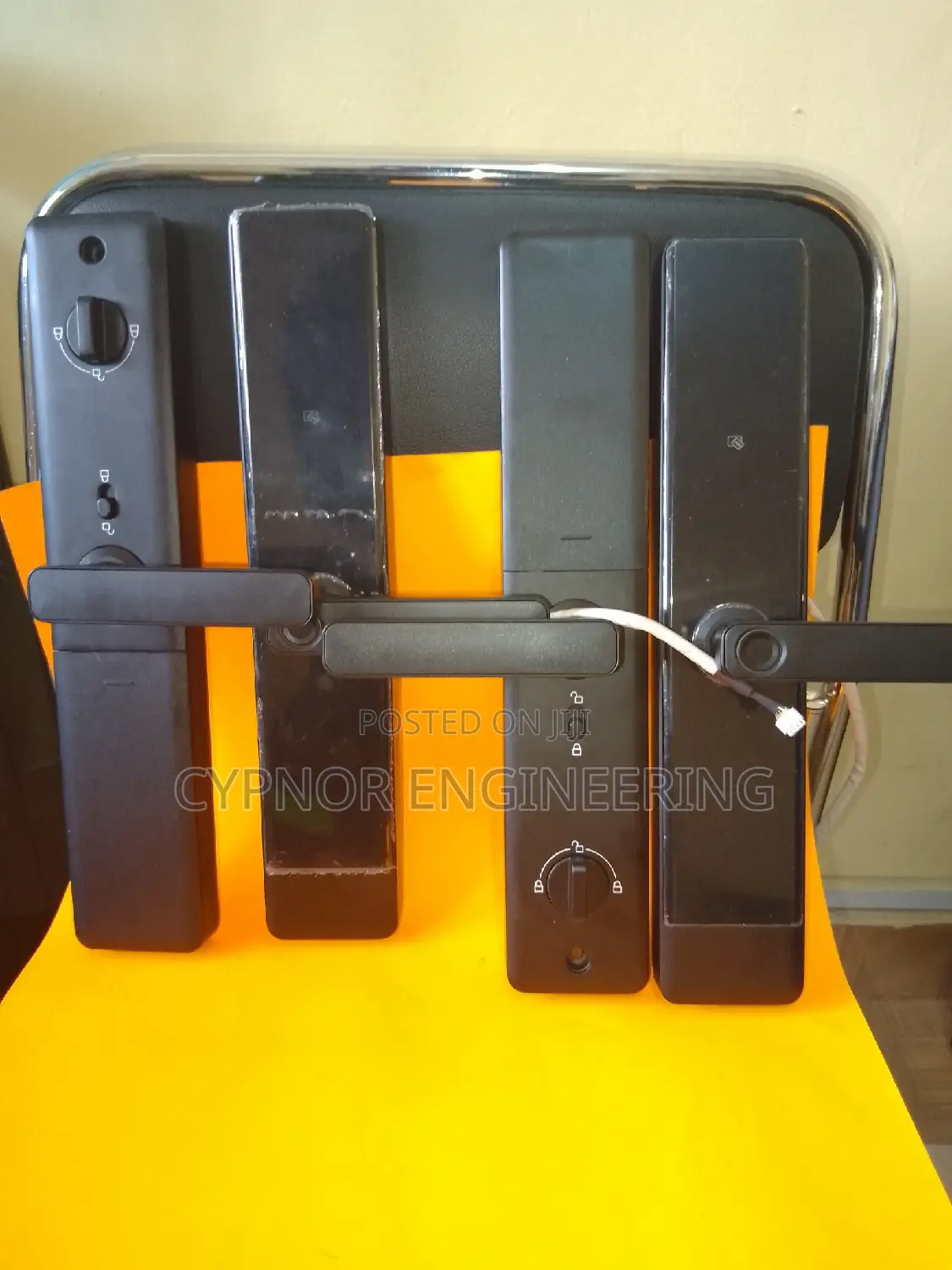 Gate Lock: Mechanical Keys Secure Access
