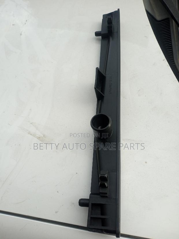 Toyota Belta Radiator Top Cover - thumbnail 3