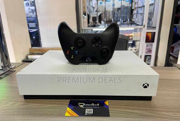 Ex Uk Xbox One With Original Controller and Cables.