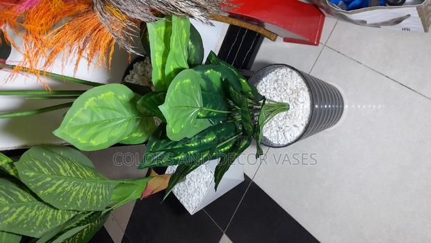 Plant 18leaves, Plastic Vase and Pebble Stones