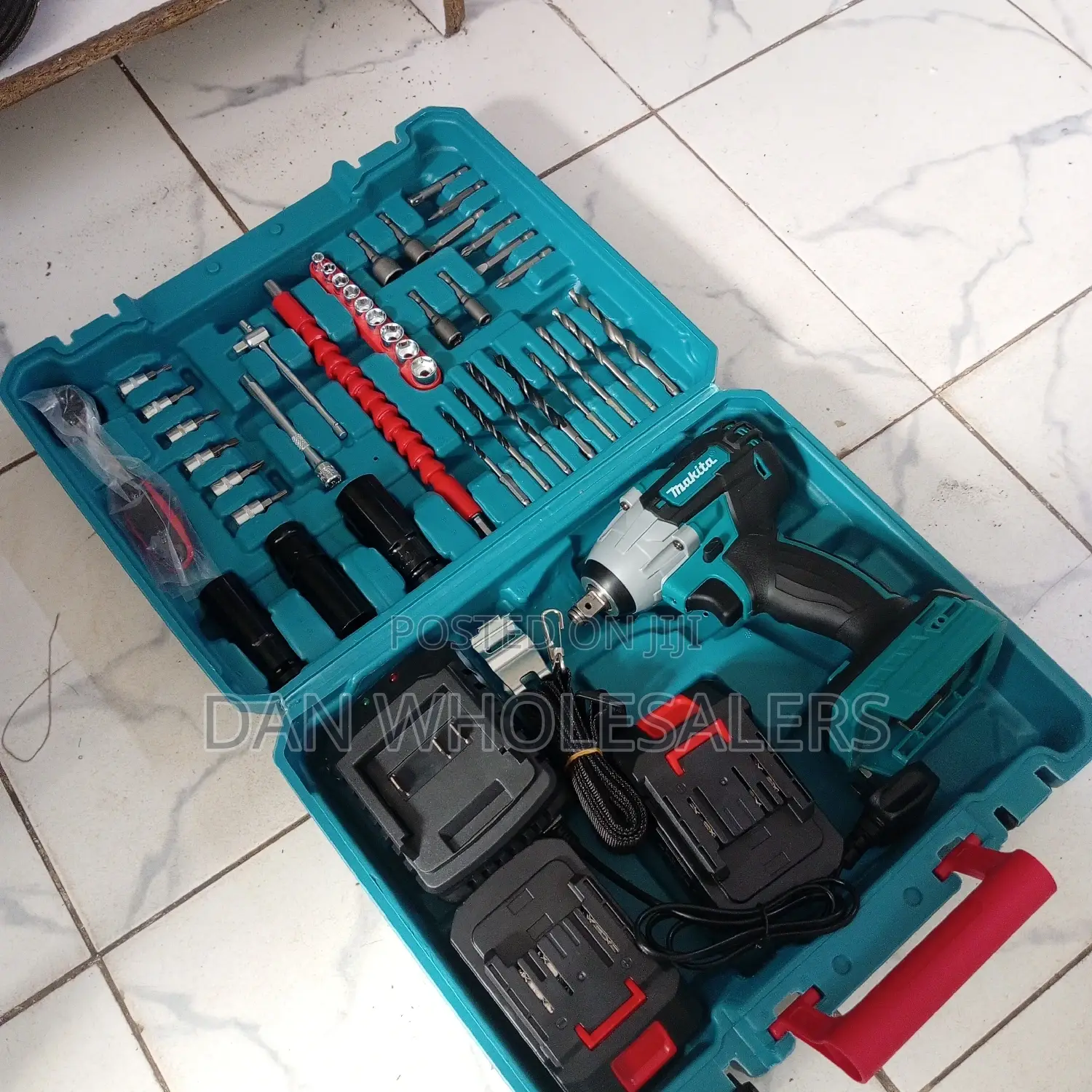 Impact Wrench Kit, 2 Batteries and Wrenches Makita Cordless