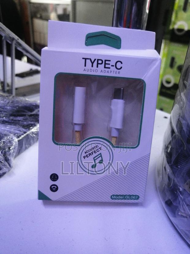 Type C to Headphone Jack - main view