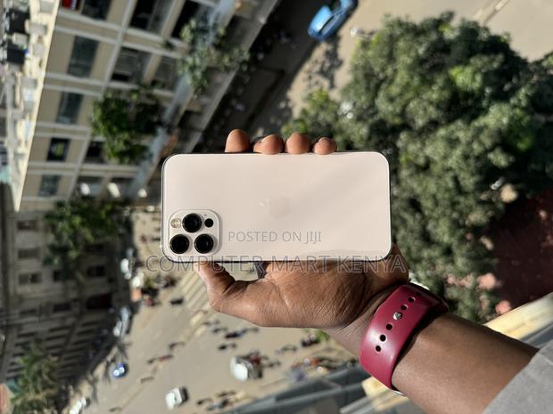 Apple iPhone 12 Pro 128 GB Gold - main view