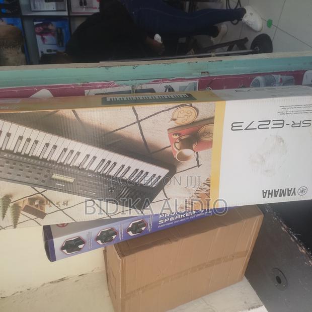 PSR E273 Yamaha Keyboard - thumbnail 3