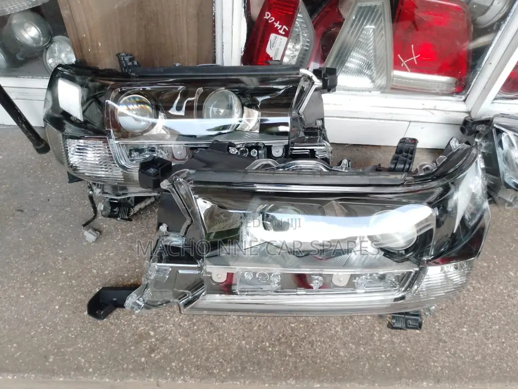 Toyota Landcruiser 200 Series 2018 (Black) Headlight