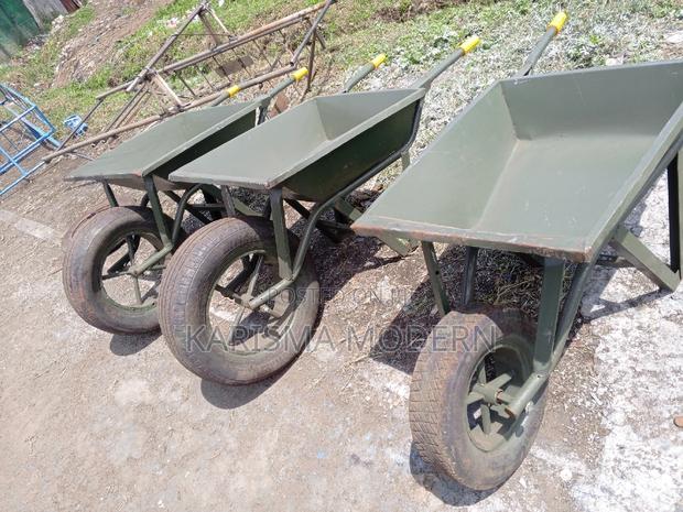 Heavy Duty Green Wheelbarrows - thumbnail 3