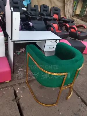 Manicure Table and Chairs