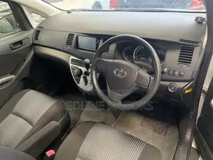 Toyota ISIS 1.8 Platana 4WD 2016 White