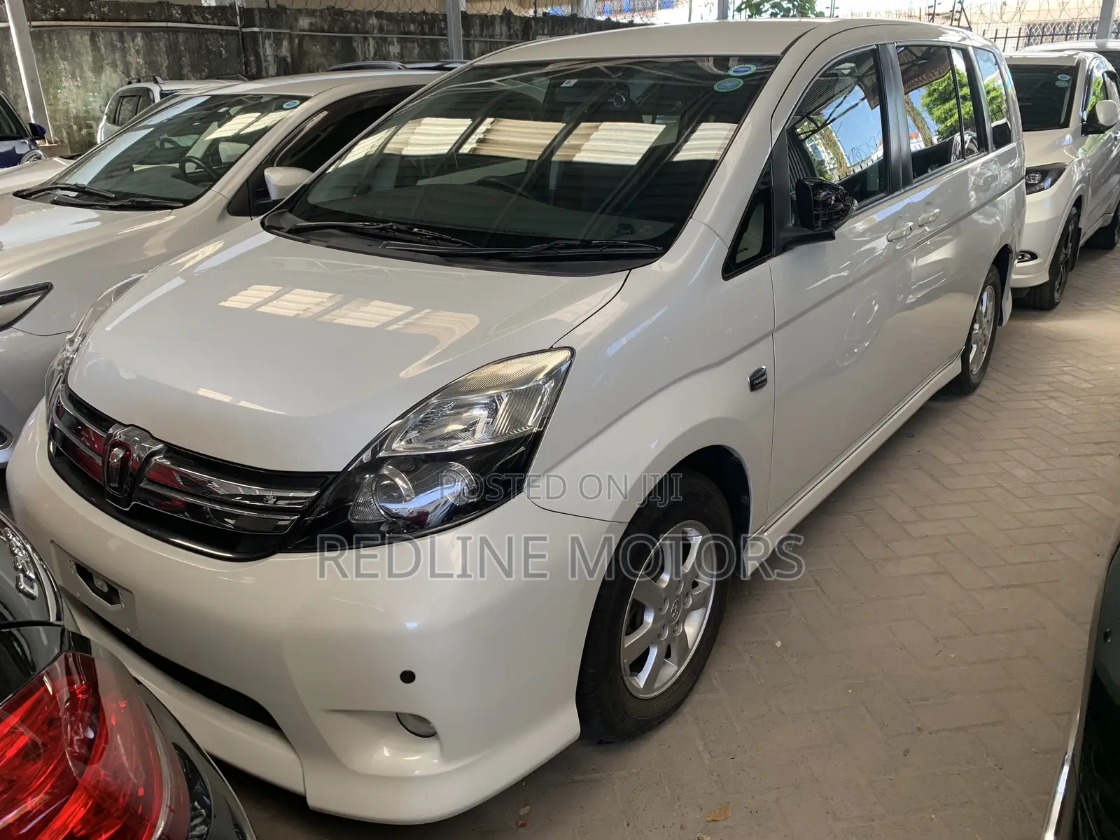 Toyota ISIS 1.8 Platana 4WD 2016 White