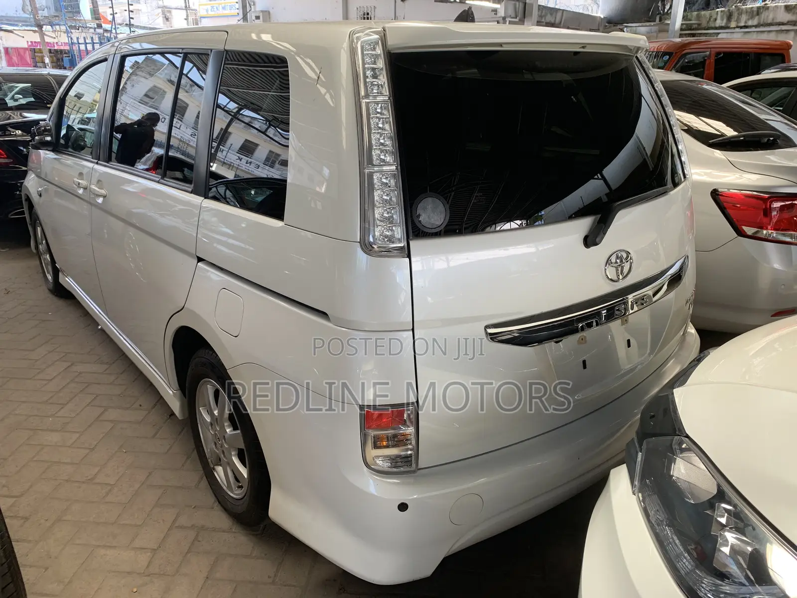 Toyota ISIS 1.8 Platana 4WD 2016 White
