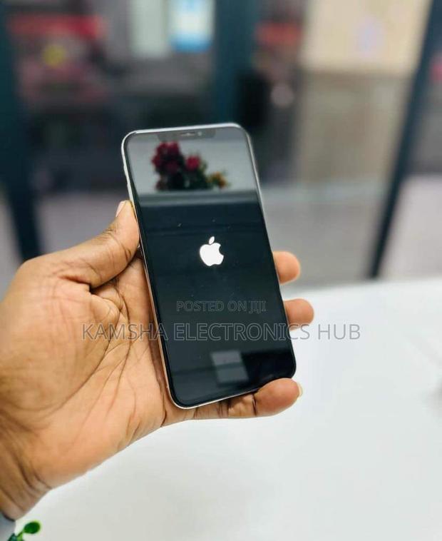 Apple iPhone X 64 GB Black - main view