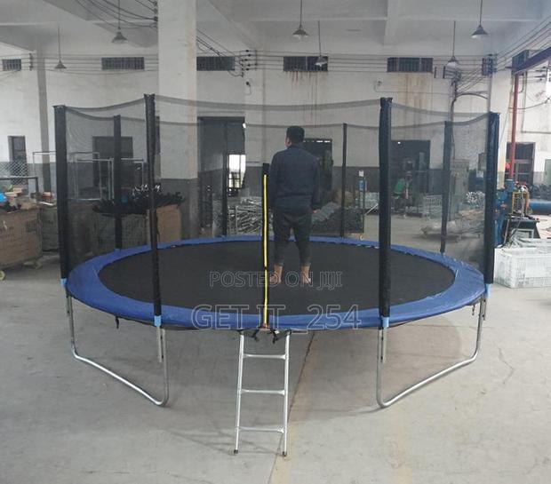 Trampoline With Safety Enclosure Net - thumbnail 4
