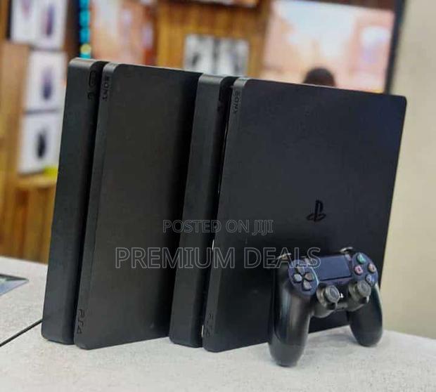 Ps4 Slims Clean in Good Conditions Chipped With 10 Games.