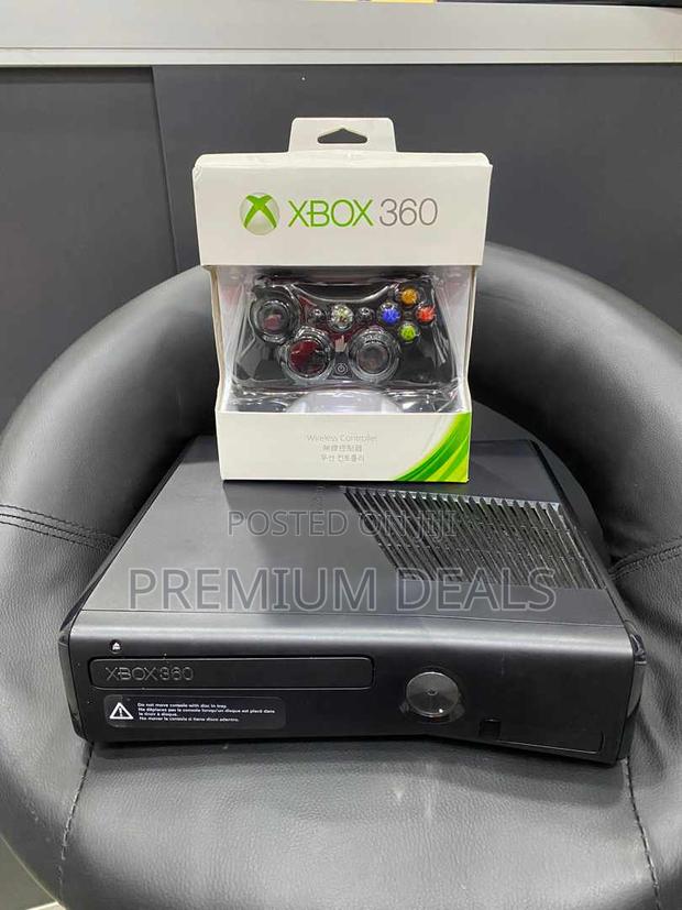 Chipped Xbox 360 With Ten Games.