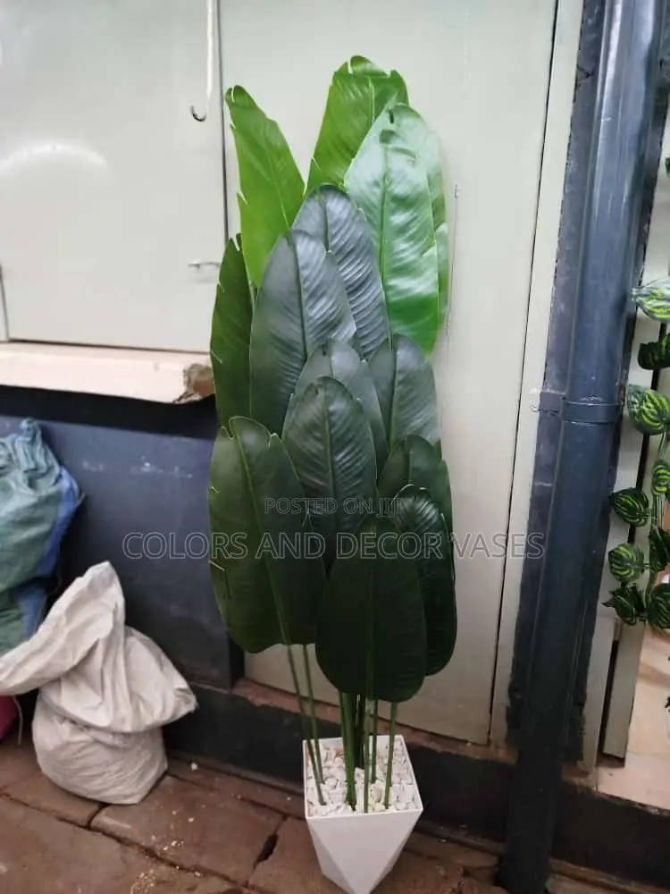 7 Leaves Banana Artificial Plant With Vase