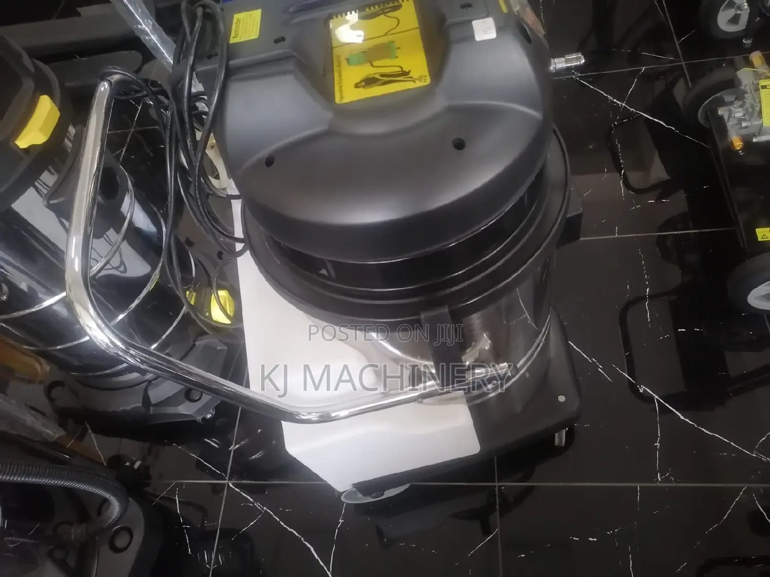 Wet And Dry Carpet Cleaner 60litres With Water Tank.