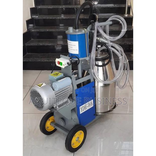 Milking Machine. With Single Bucket - main view