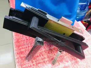 Heavy Duty Hanzl Door Lock With Handle.