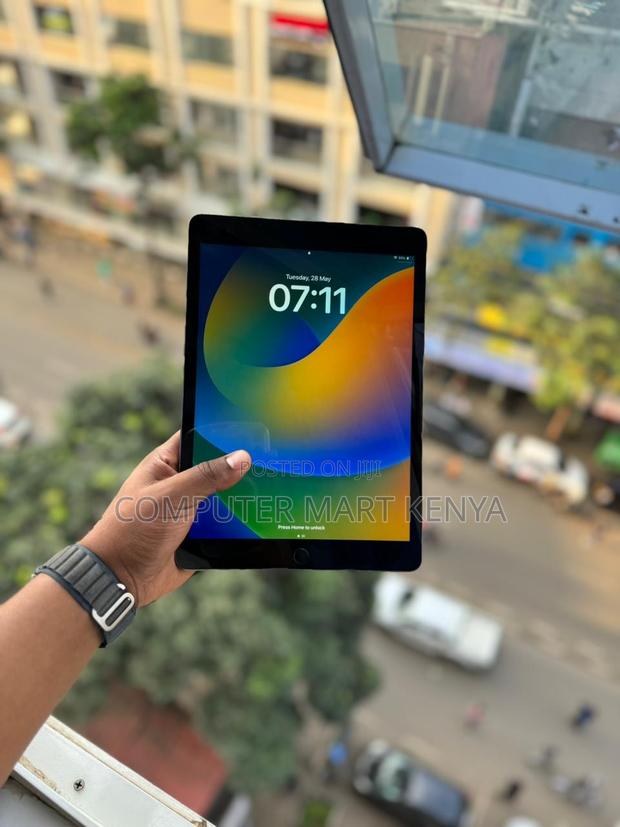 Apple iPad 10.2 (2021) 64 GB Gray - main view