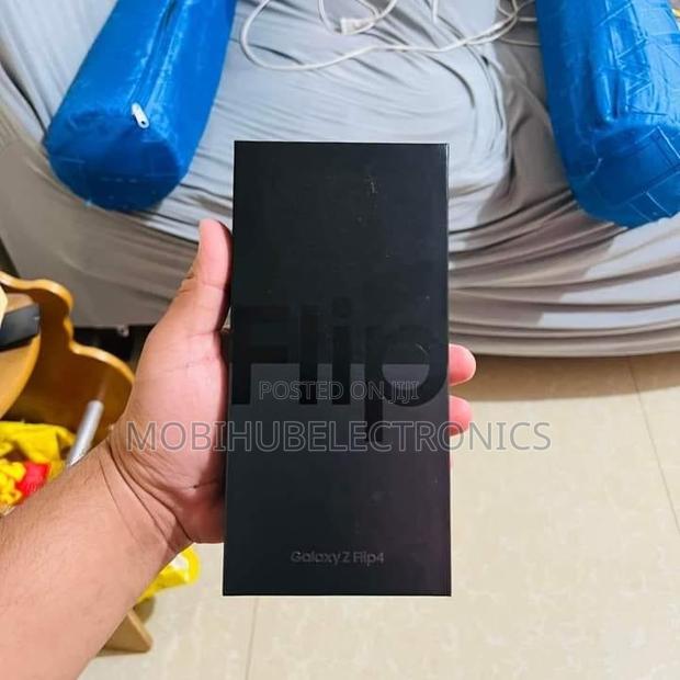 New Samsung Galaxy Z Flip4 256 GB Black