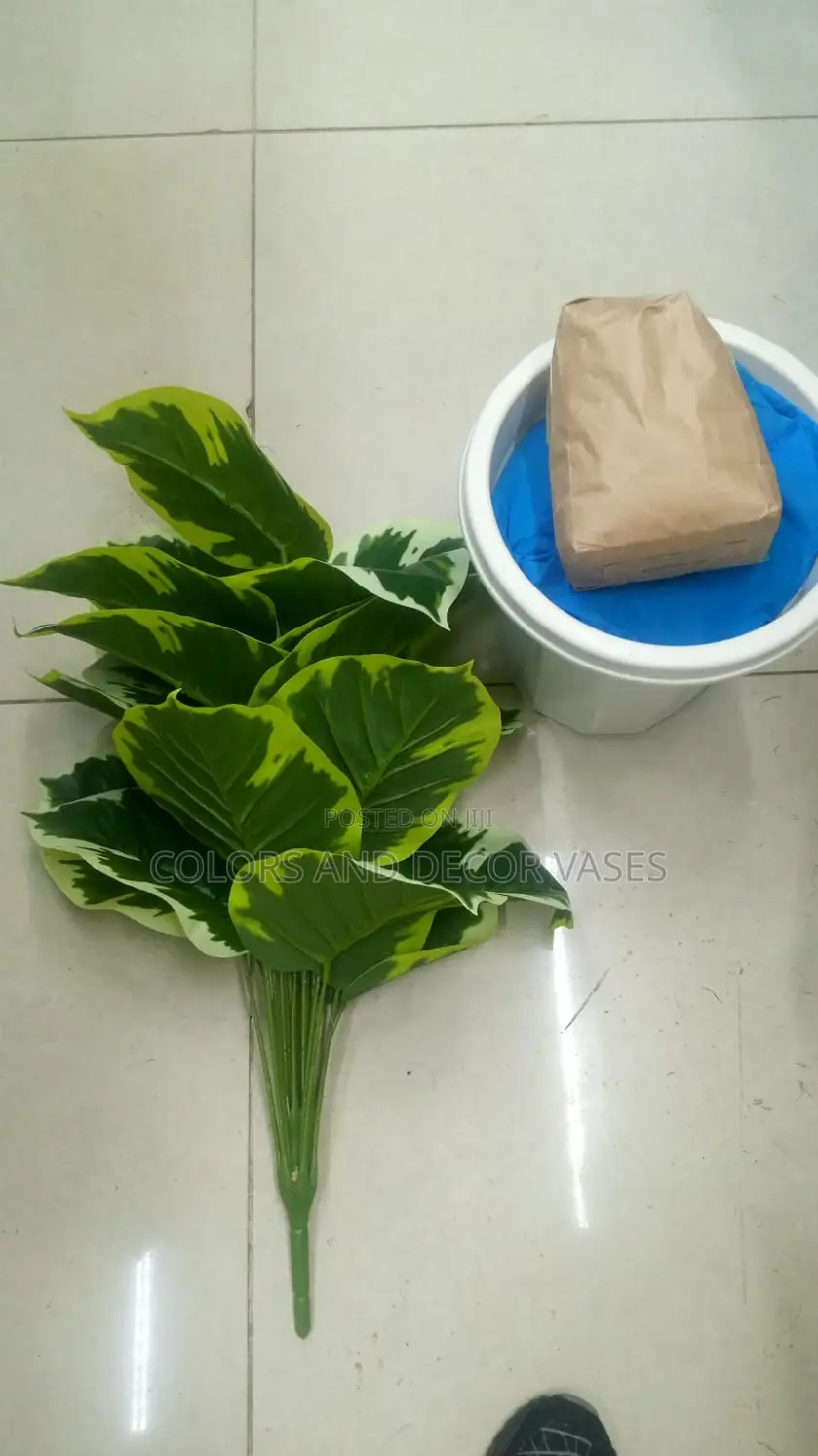 Plastic Vase and Yellow Green Plant KSH 1500