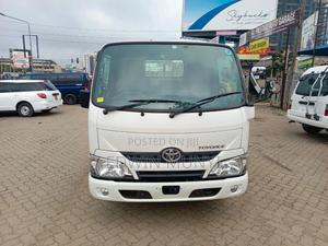 Selling Toyota Toyoace Cream 2017