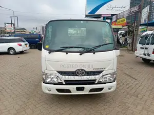 Selling Toyota Toyoace Cream 2017