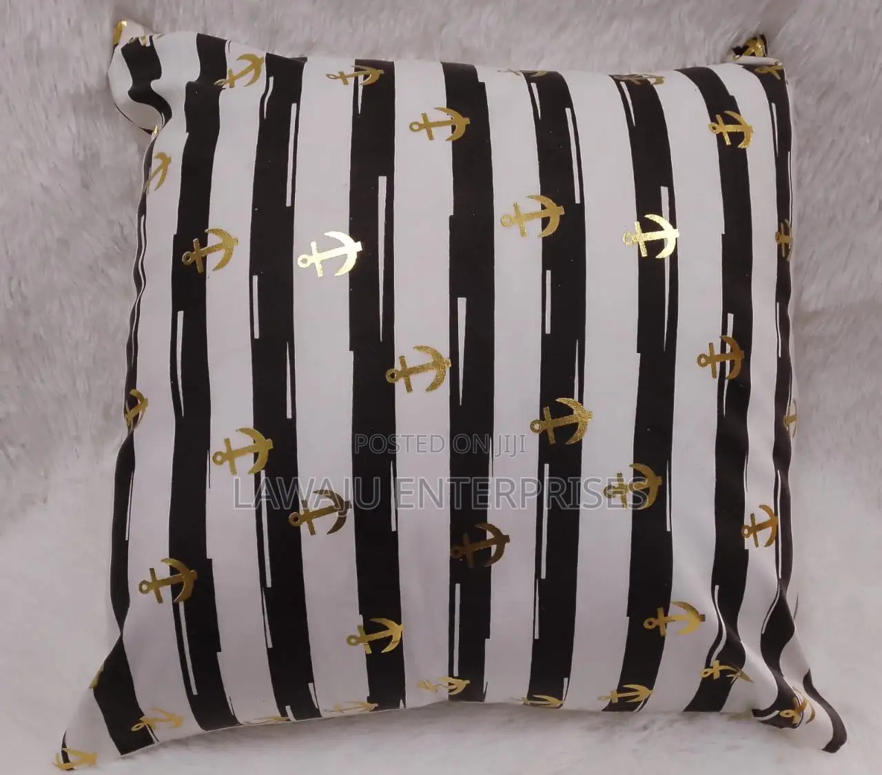 Black and White Case With Pillow