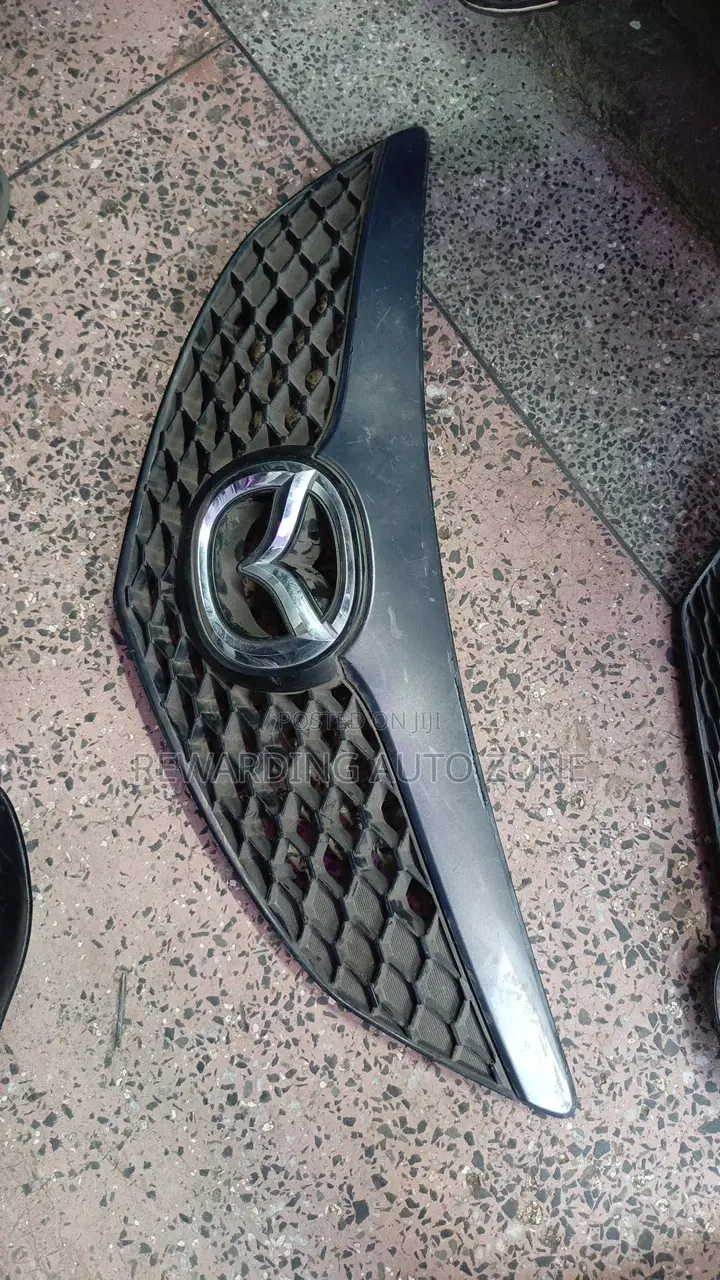 Mazda Demio 2005 Grille.