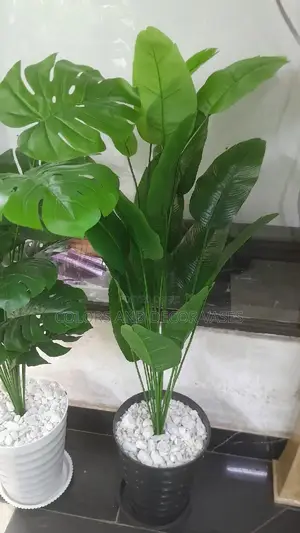 Plant Artificial With Black Vase KSH 3000.