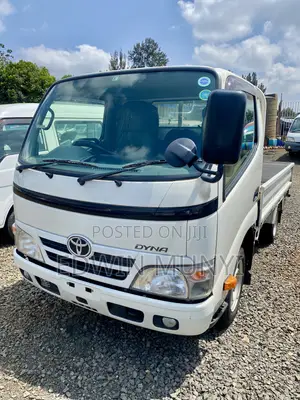 Selling Toyota Dyna Diesel 4000cc 2015
