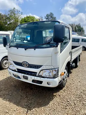Selling White Toyota Dyna 3000cc Manual
