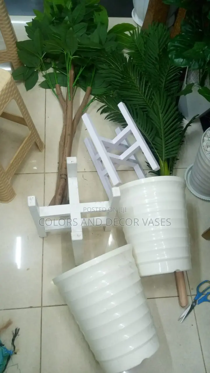 Artificial Big Plants With Plastic Vase and Stands