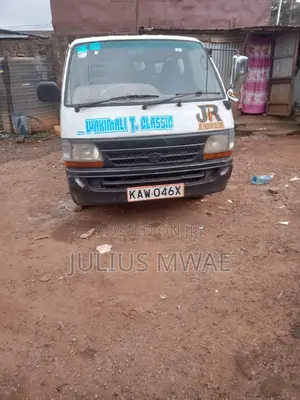 Toyota HiAce 2000 White