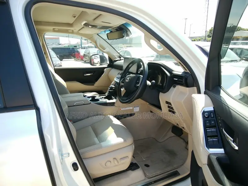 Toyota Land Cruiser 3.3 Diesel 4WD 2022 White