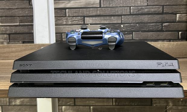 Chipped Ps4 Pro - main view